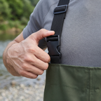 Side-release buckle on the wader braces