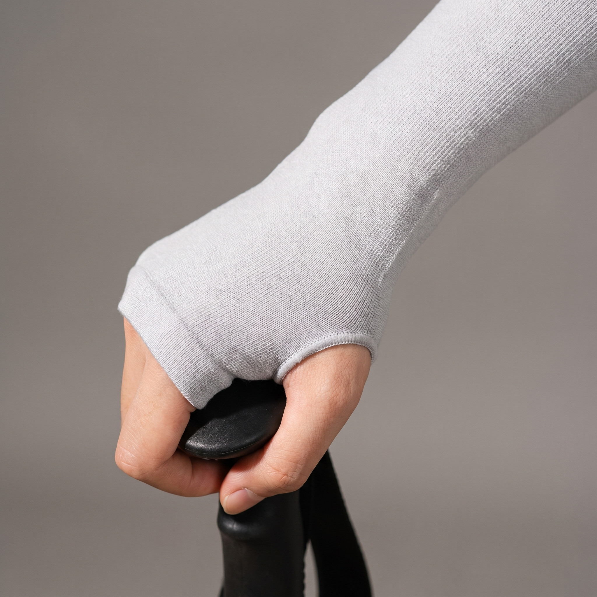 Thumb loop sleeve covering the back of the hand on a trekking pole