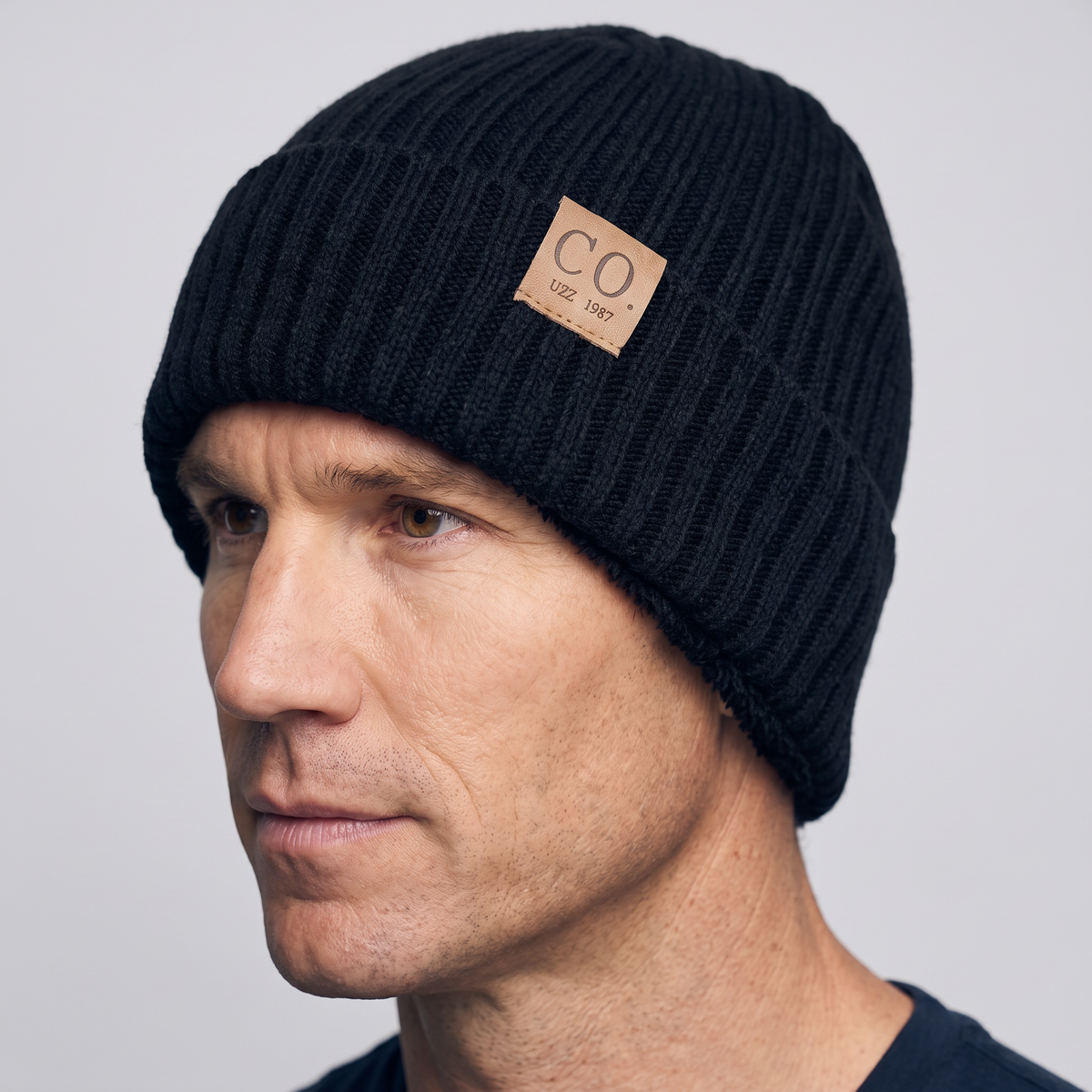 Fold-up cuff of the woolly hat covering the ears