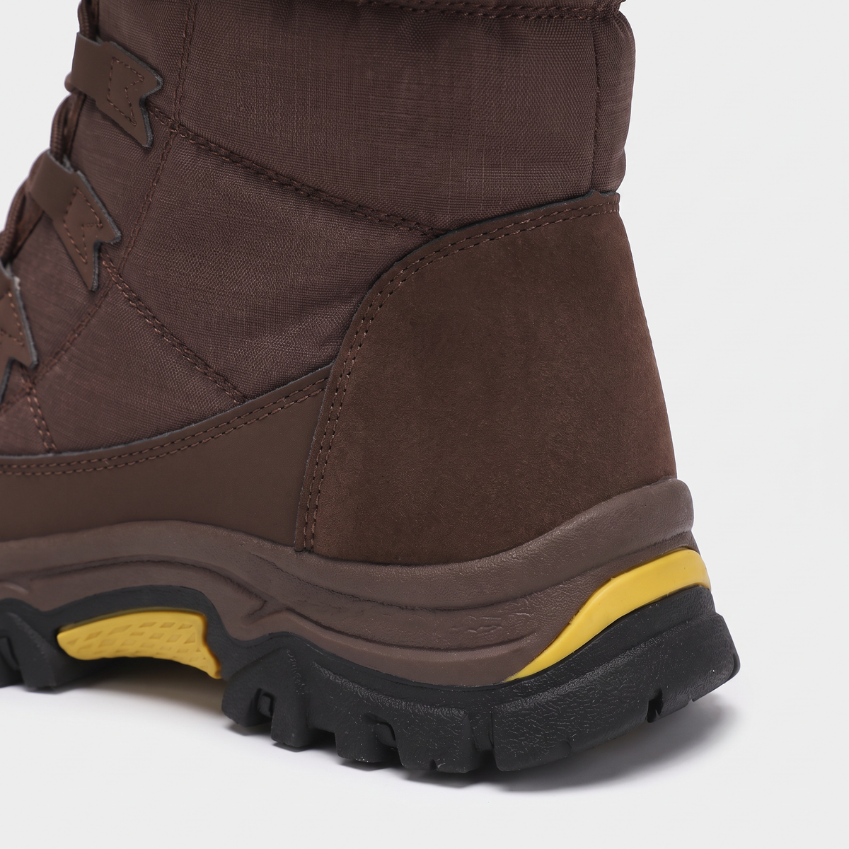 Heel and outsole of the Brown snow boot with the yellow heel accent