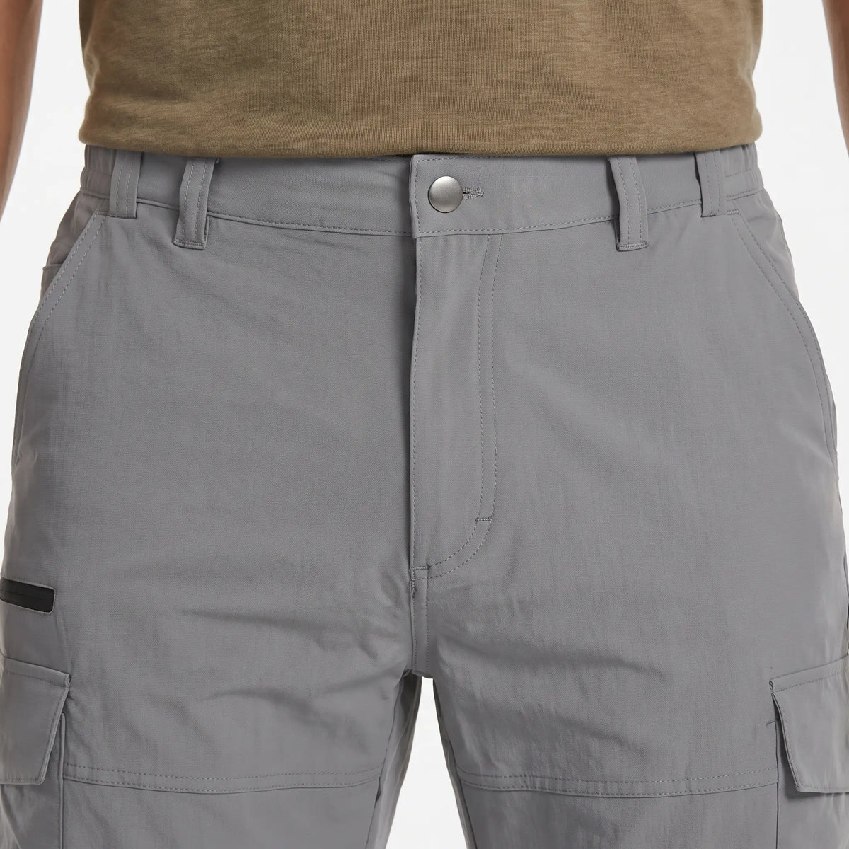 Snap button, zip fly and belt loops on the 3/4 cargo shorts
