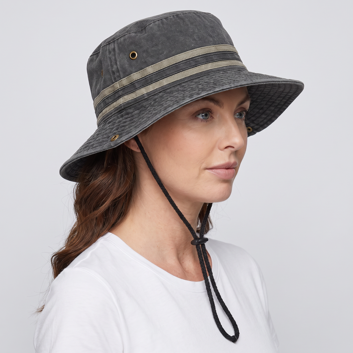 Woman wearing the Charcoal sun hat, three-quarter side view