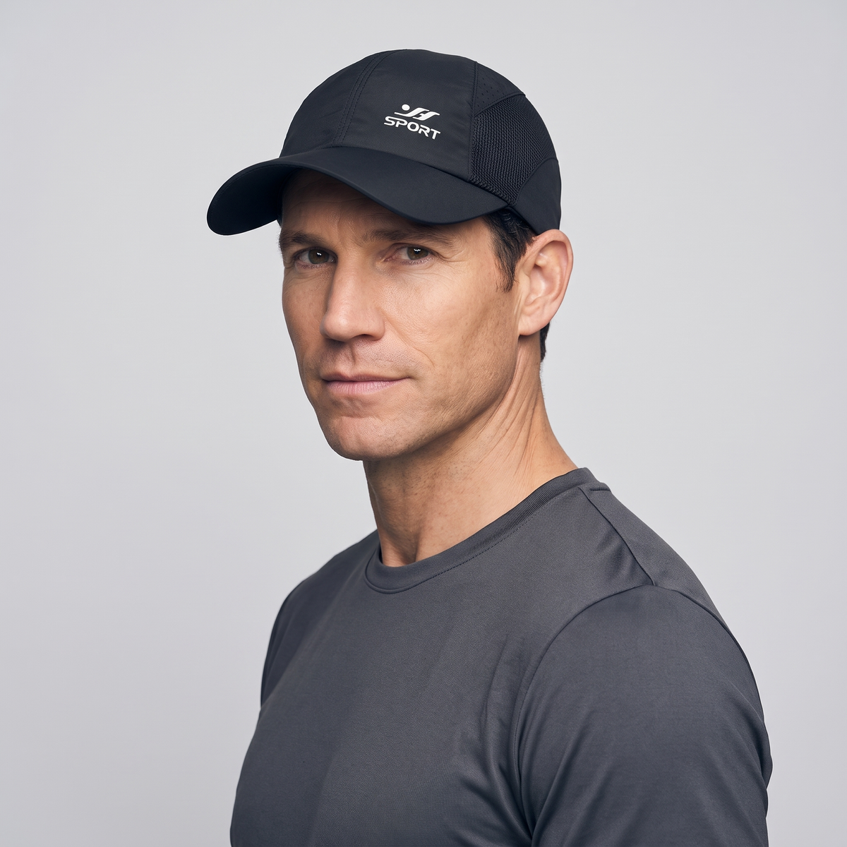 Man wearing the black running cap, three-quarter side view with the mesh side panel