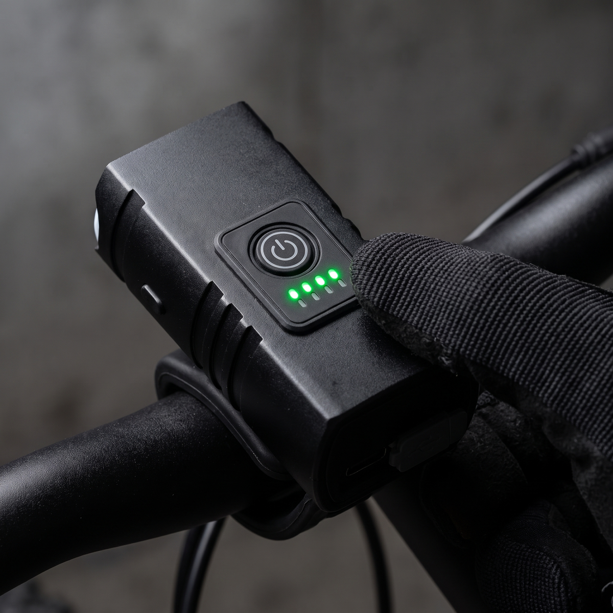 Four green battery dots lit on top of the front bike light