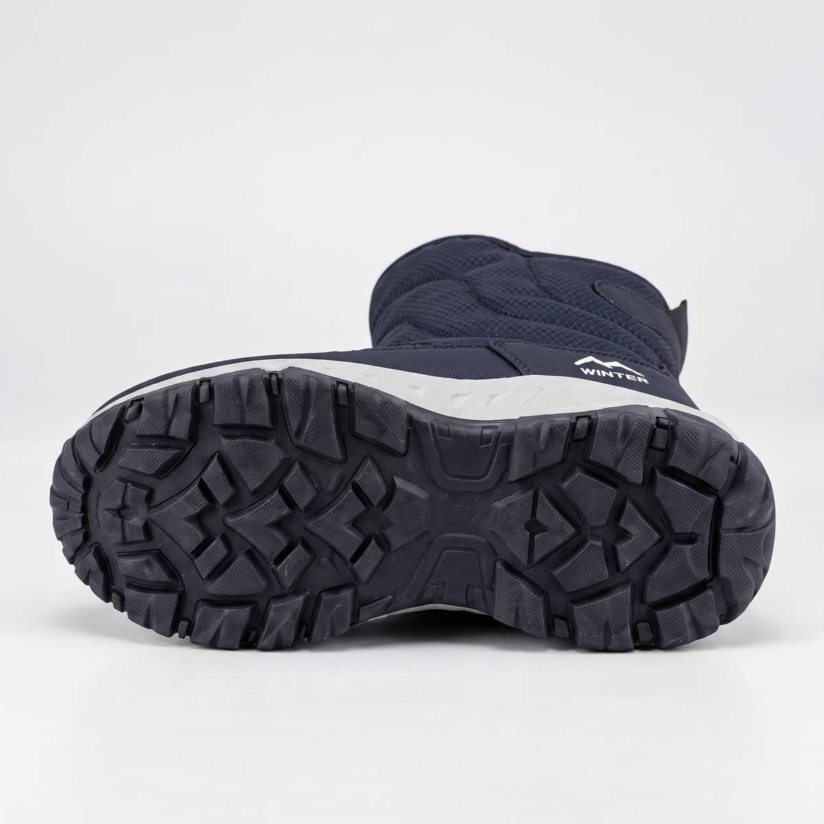Lugged rubber outsole of the men's snow boots
