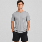 Man wearing the men's running top in Light Grey, front view