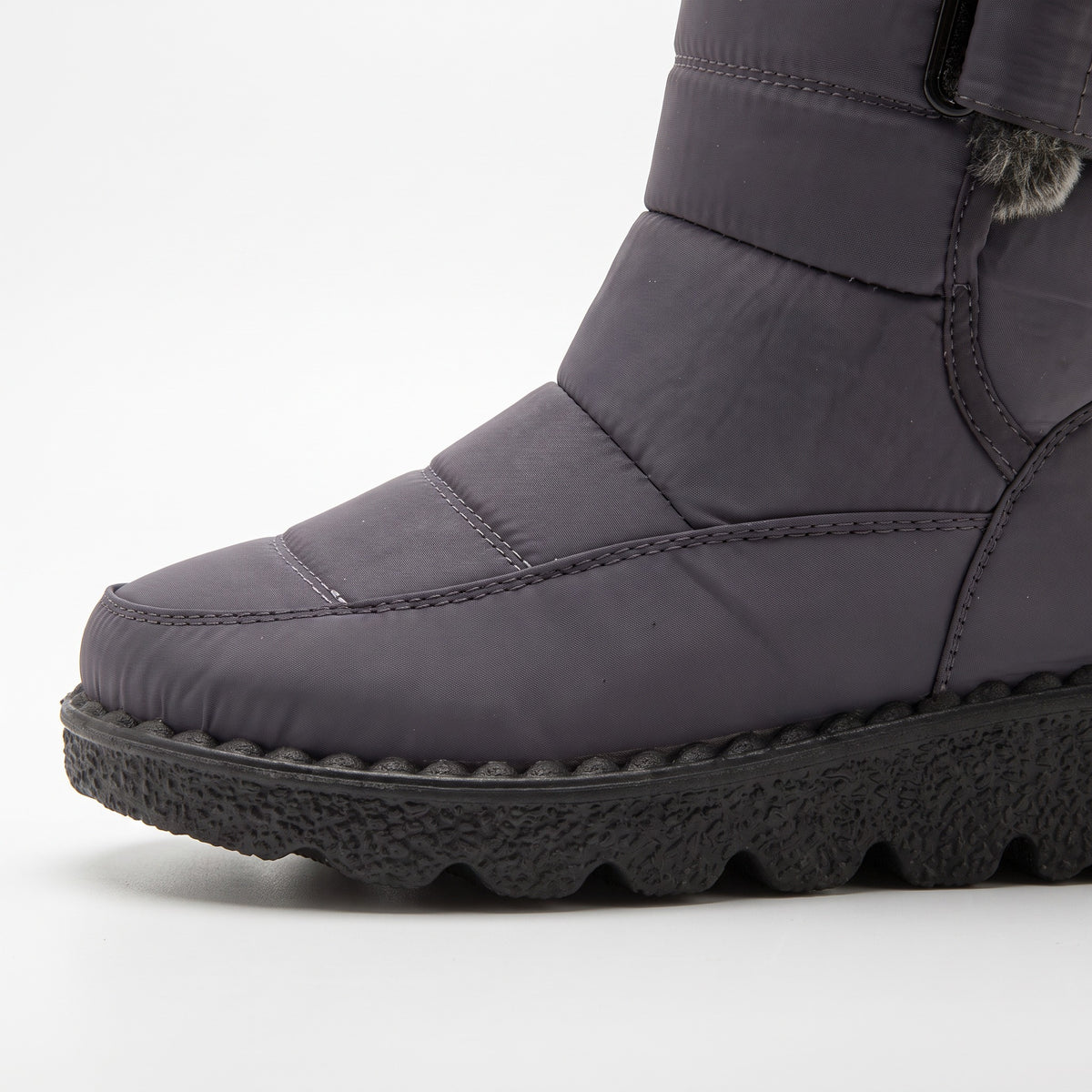Lugged rubber wedge sole of the women's snow boots
