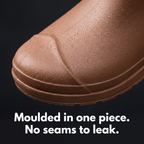 Close-up of the seamless moulded toe of the women's wellies with water beading
