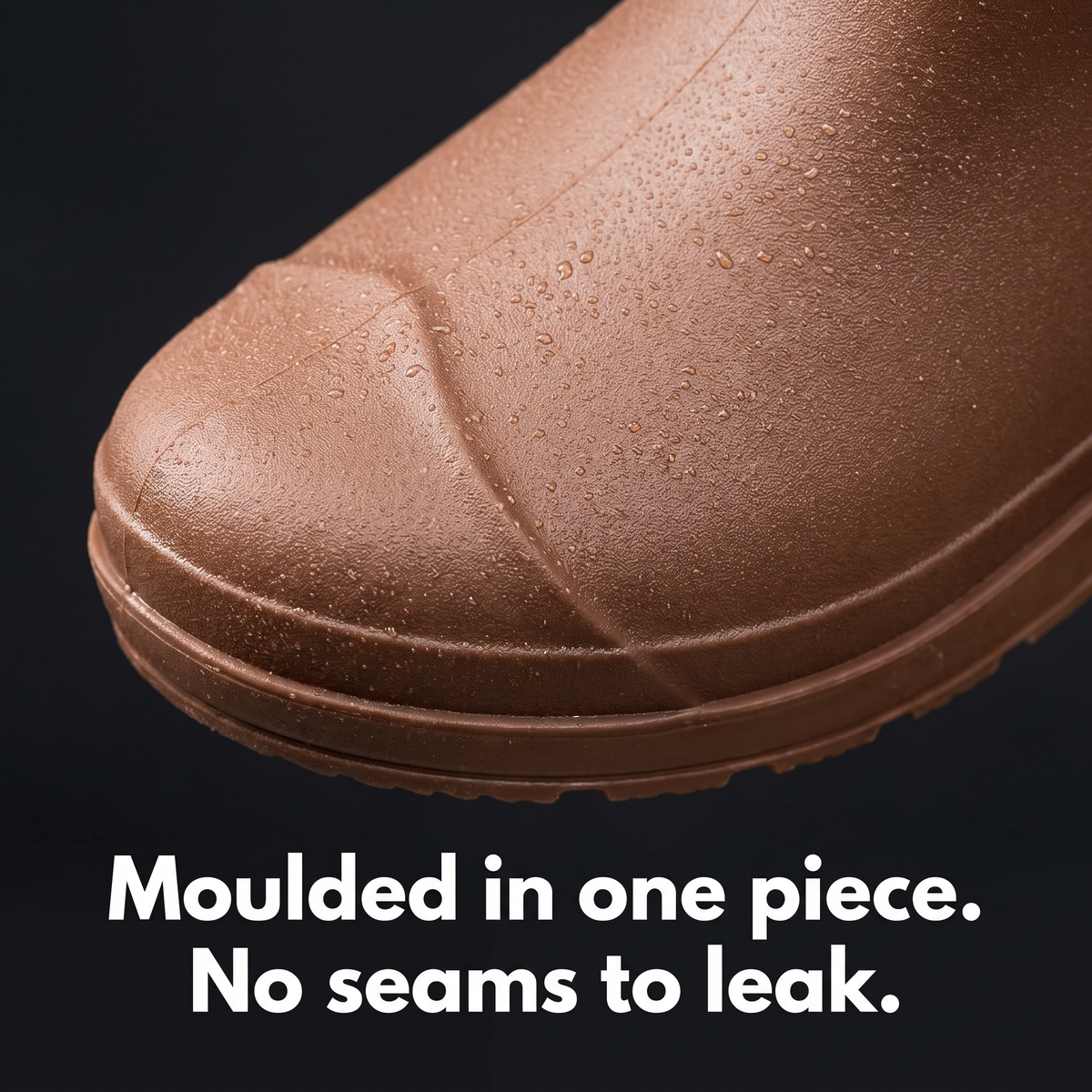 Close-up of the seamless moulded toe of the women's wellies with water beading